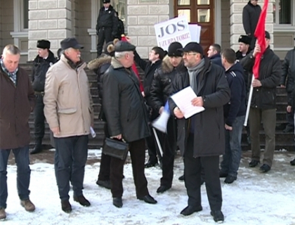 Iurie Rosca a ajuns sa protesteze si in fata MAI! "Politia intimideaza protestatarii!"