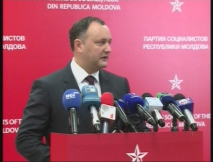 Igor Dodon, improscat cu oua in timp ce vorbea in fata ziaristilor! Igor Dodon, improscat cu oua in timp ce vorbea in fata ziaristilor!