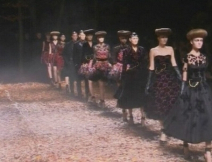 Frunze uscate in toiul iernii la prezentarea colectiei McQueen! Frunze uscate in toiul iernii la prezentarea colectiei McQueen!