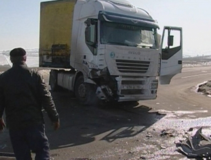 Microbuz lovit violent de un TIR in apropiere de Chisinau! Un barbat grav ranit