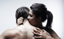 Uita de gesturile romantice! Excita-ti partenerul cu mici obraznicii