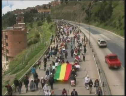 Cer egalitate in drepturi! Bolivienii cu dizabilitati s-au luat la bataie cu fortele de ordine
