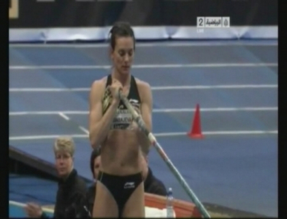 Elena Isinbaeva a stabilit un nou record mondial la saritura cu prajina Elena Isinbaeva a stabilit un nou record mondial la saritura cu prajina