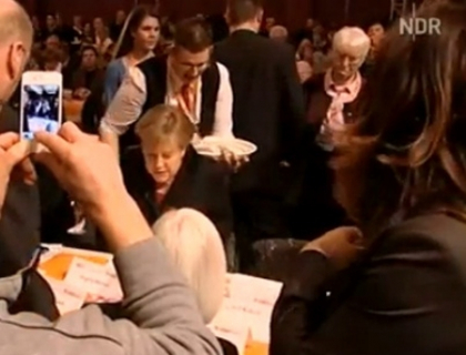 VIDEO. Angela Merkel a avut parte de o surpriza "rece" intr-un restaurant. Vezi ce i s-a intamplat