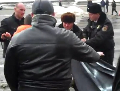 VIDEO. Argumentul batei in PMAN. Imbranceli si strigate la protestul CACD VIDEO. Argumentul batei in PMAN. Imbranceli si strigate la protestul CACD