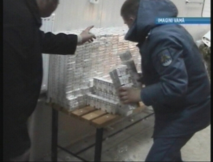Prins in vama cu aproape 6.500 de pachete de tigari. Marfa si autocarul, confiscate. FOTO & VIDEO Prins in vama cu aproape 6.500 de pachete de tigari. Marfa si autocarul, confiscate. FOTO & VIDEO