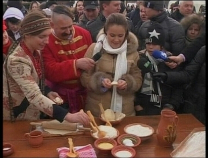 Coltunasi versus clatite. La Kiev Maslenita a fost marcata in aer liber Coltunasi versus clatite. La Kiev Maslenita a fost marcata in aer liber