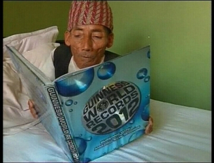 La 72 de ani are doar 54 de centimetri si 12 kilograme. Piticul din Nepal, recunoscut de cartea Guinness La 72 de ani are doar 54 de centimetri si 12 kilograme. Piticul din Nepal, recunoscut de cartea Guinness