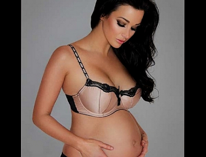 Povestea trista a tinerei care a defilat goala si insarcinata. De ce a facut asta Povestea trista a tinerei care a defilat goala si insarcinata. De ce a facut asta