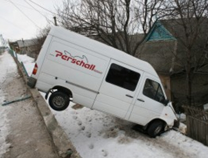 A zburat cu microbuzul in gardul unei gospodarii! FOTO A zburat cu microbuzul in gardul unei gospodarii! FOTO