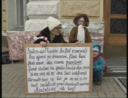 Cu micutii in strada. O mama protesteaza de doua zile in fata Primariei. Ce a determinat-o