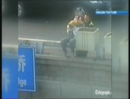 A incercat sa se arunce de pe un pod, tinandu-si copilul in brate! Imagini dramatice in China A incercat sa se arunce de pe un pod, tinandu-si copilul in brate! Imagini dramatice in China