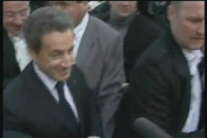 Nicolas Sarkozy, improscat cu oua! Bodyguarzii au tinut cu greu piept atacatorilor