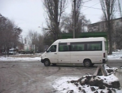 Cu microbuzele in Piata Marii Adunari Nationale! Un accident in lant intre microbuze i-a scos la protest Cu microbuzele in Piata Marii Adunari Nationale! Un accident in lant intre microbuze i-a scos la protest