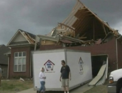 "Un oras a fost ras de pe fata pamantului". Peste 80 de tornade au ucis zeci de oameni in SUA "Un oras a fost ras de pe fata pamantului". Peste 80 de tornade au ucis zeci de oameni in SUA