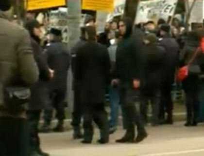 Sedinta comuna a Guvernelor Romaniei si Republicii Moldova, la Iasi. Premierii, intampinati cu proteste Sedinta comuna a Guvernelor Romaniei si Republicii Moldova, la Iasi. Premierii, intampinati cu proteste