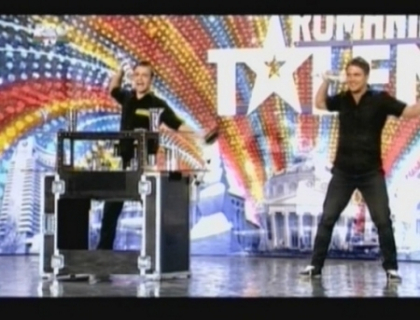 Seara talentelor la Romanii au Talent. Un barbat a cantat la... o sticla de tuica Seara talentelor la Romanii au Talent. Un barbat a cantat la... o sticla de tuica