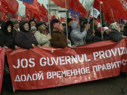 Proteste cu poezii si macaroane. Vizita premierului la Iasi, criticata la mitingul comunistilor. VIDEO
