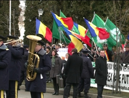 Forfota mare la Iasi. Vlad Filat si omologul sau roman, huiduiti de protestatari Forfota mare la Iasi. Vlad Filat si omologul sau roman, huiduiti de protestatari