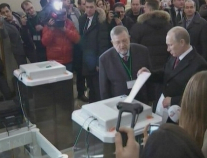 Incident TOPLESS la alegerile prezidentiale din Rusia! Activistele FEMEN, la sectia la care a votat Putin Incident TOPLESS la alegerile prezidentiale din Rusia! Activistele FEMEN, la sectia la care a votat Putin