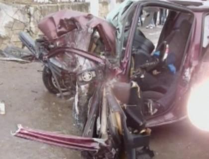 Automobil facut zob dupa ce s-a izbit intr-un gard de beton! Soferul de 20 de ani, mort pe loc! FOTO Automobil facut zob dupa ce s-a izbit intr-un gard de beton! Soferul de 20 de ani, mort pe loc! FOTO