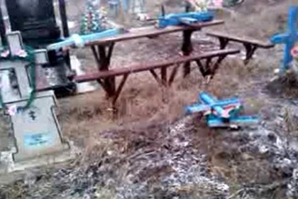 A vandalizat mormantul propriei mame! Cimitir profanat in raionul Dubasari! VIDEO amator A vandalizat mormantul propriei mame! Cimitir profanat in raionul Dubasari! VIDEO amator