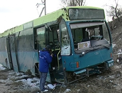 Un autobuz cu pasageri s-a rasturnat langa cimitirul Sfantul Lazar! 25 de raniti Un autobuz cu pasageri s-a rasturnat langa cimitirul Sfantul Lazar! 25 de raniti