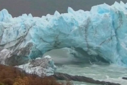 Imagini spectaculoase! Un ghetar din Argentina se rupe si se prabuseste in apa Imagini spectaculoase! Un ghetar din Argentina se rupe si se prabuseste in apa