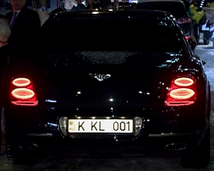 VIDEO. Cine a venit cu un Bentley la petrecerea lui Ilan Sor? Masinile de lux de la eveniment VIDEO. Cine a venit cu un Bentley la petrecerea lui Ilan Sor? Masinile de lux de la eveniment