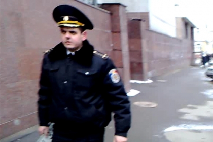 Filmati in timp ce scoteau numere de inmatriculare! VIDEO Filmati in timp ce scoteau numere de inmatriculare! VIDEO