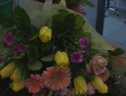 Cucereste-o cu o floare! In ajun de 8 martie, barbatii au luat florariile cu asalt