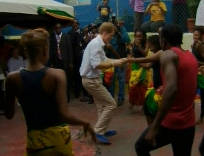 Uite cum danseaza Printul Harry cu o tanara negresa din Jamaica!
