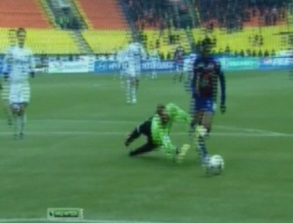 Ce patesti daca vrei sa driblezi toata echipa! Poate cea mai penibila ratare din Campionatul Rusiei Ce patesti daca vrei sa driblezi toata echipa! Poate cea mai penibila ratare din Campionatul Rusiei