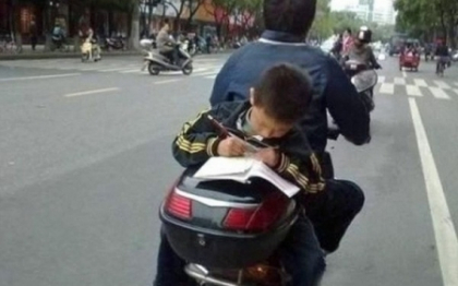 Fotografia zilei. Din categoria "asa ceva vezi doar o data in viata": lectia de chineza, pe 2 roti