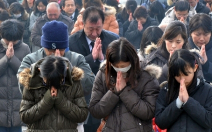 Ziua in care viata publica se opreste pentru a lasa loc de rugaciuni. Japonia nu isi uita victimele