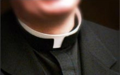 Atitudinea unui preot fata de o lesbiana i-a facut pe superiorii lui sa-l concedieze