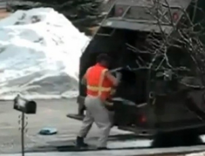 VIDEO. Un gunoier are o zi proasta la serviciu. "Curata" tot ce intalneste in calea lui VIDEO. Un gunoier are o zi proasta la serviciu. "Curata" tot ce intalneste in calea lui