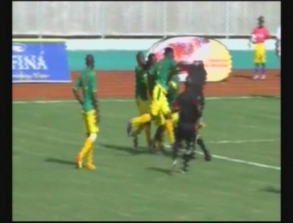 Arbitru batut de jucatori in ce incerca sa arate cartonasul rosu! Caz incredibil in Tanzania