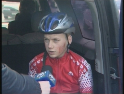 A spart geamul cu mana! Un baiat de 14 ani a intrat in plina viteza intr-un taxi! A spart geamul cu mana! Un baiat de 14 ani a intrat in plina viteza intr-un taxi!