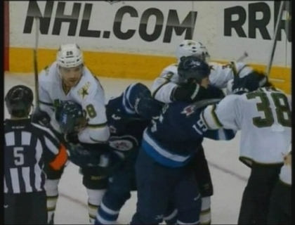 Si-au luat la pumni adversarii, dar s-au pomenit ei insisi batuti! Meci cu scantei in NHL