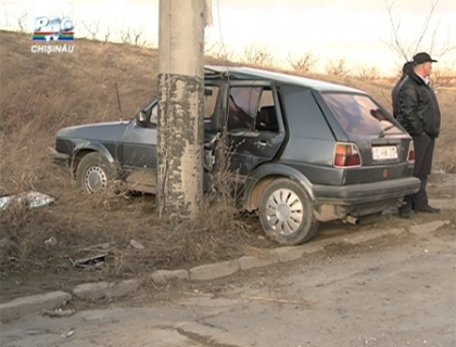 Masina facuta zob dupa ce a intrat intr-un stalp de pe marginea drumului! VIDEO Masina facuta zob dupa ce a intrat intr-un stalp de pe marginea drumului! VIDEO