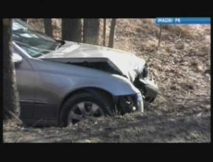 A ajuns cu Mercedesul printre copaci! Accident care s-ar fi putut incheia tragic la Straseni A ajuns cu Mercedesul printre copaci! Accident care s-ar fi putut incheia tragic la Straseni