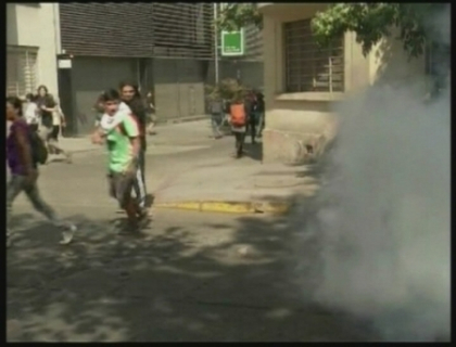 Jeturi de apa si gaze lacrimogene pe strazile din Chile! Studentii au iesit din nou in strada