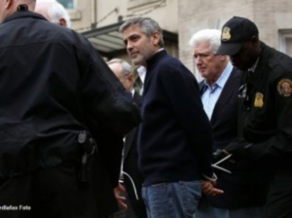 Arestat pentru ca protesta in fata Ambasadei Sudanului, George Clooney a fost eliberat