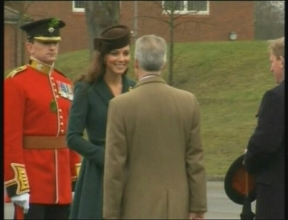 Ducesa de Cambridge a serbat Sfantul Patrick cu soldatii irlandezi. Unul dintre ei a lesinat Ducesa de Cambridge a serbat Sfantul Patrick cu soldatii irlandezi. Unul dintre ei a lesinat
