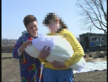 A nascut la 15 ani si nu stie cine este tatal."Aveam dureri in burta, dar credeam ca am mancat ceva" A nascut la 15 ani si nu stie cine este tatal."Aveam dureri in burta, dar credeam ca am mancat ceva"