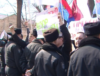 Jos Timofti, jos Alianta! Comunistii au protestat in fata Curtii Constitutionale