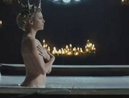 Charlize Theron, goala intr-o cada cu lapte. VIDEO Charlize Theron, goala intr-o cada cu lapte. VIDEO