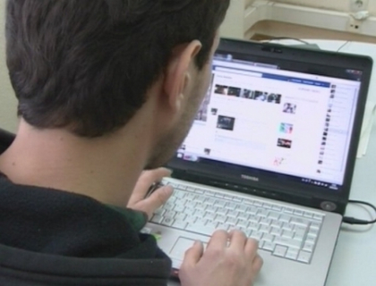 A fotografiat-o goala, iar pozele le-a postat pe internet! Minora racolata in timp ce se afla la calculator A fotografiat-o goala, iar pozele le-a postat pe internet! Minora racolata in timp ce se afla la calculator