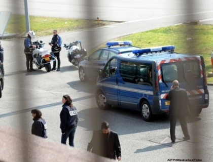 Trupele speciale incearca sa-l captureze pe criminalul din Toulouse, care sustine ca e din Al-Qaida Trupele speciale incearca sa-l captureze pe criminalul din Toulouse, care sustine ca e din Al-Qaida